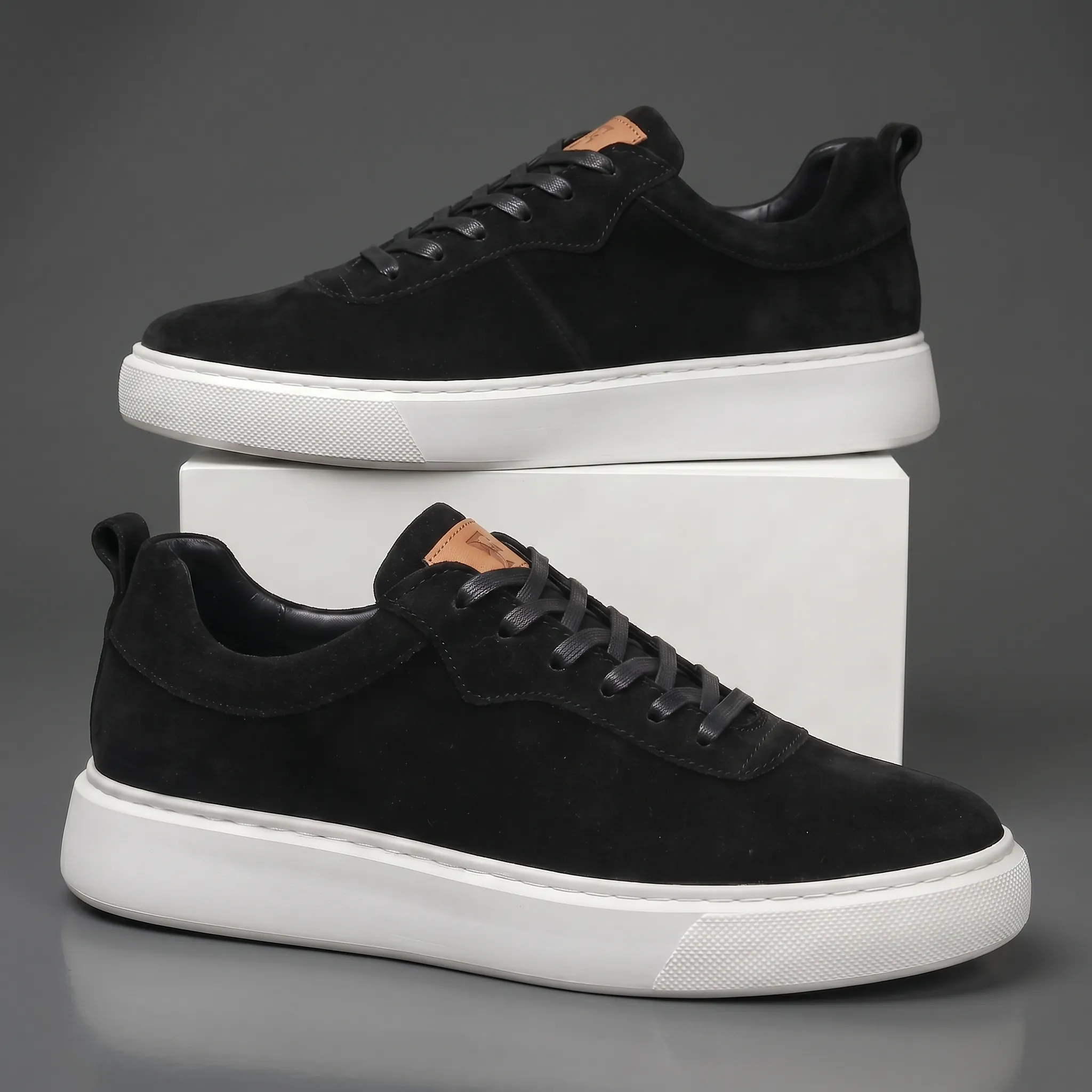 Sneakers Noir en Daim - Tres Confortable - Image 3